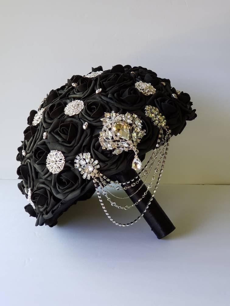Cascading Gothic Skull Black Brooch Wedding Bouquet with Chain. Bridal Bouquet, Bridesmaid Bouquet, Matching Boutonnieres and Corsages
