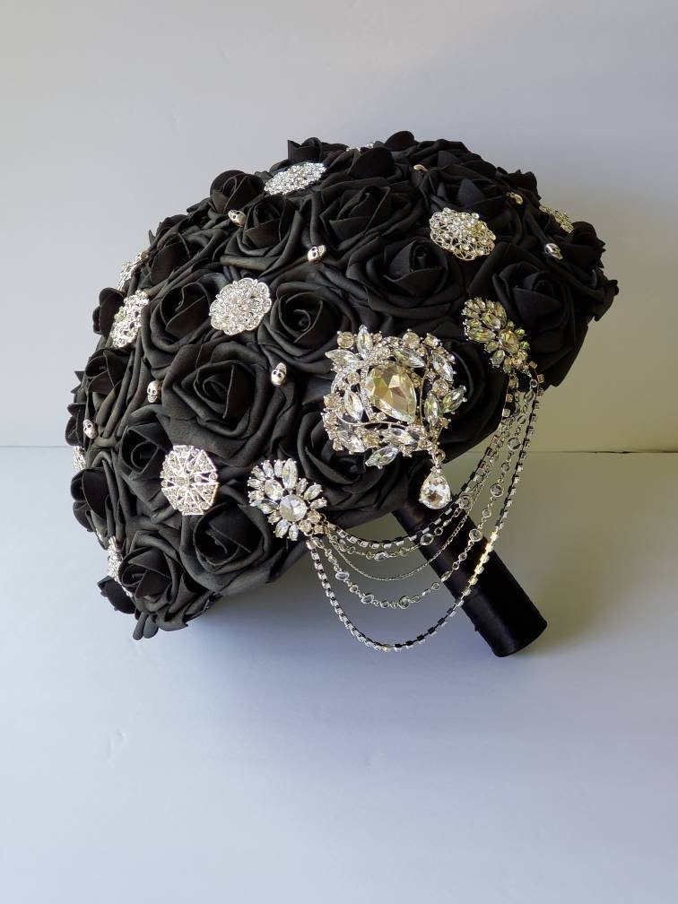 Cascading Gothic Skull Black Brooch Wedding Bouquet with Chain. Bridal Bouquet, Bridesmaid Bouquet, Matching Boutonnieres and Corsages