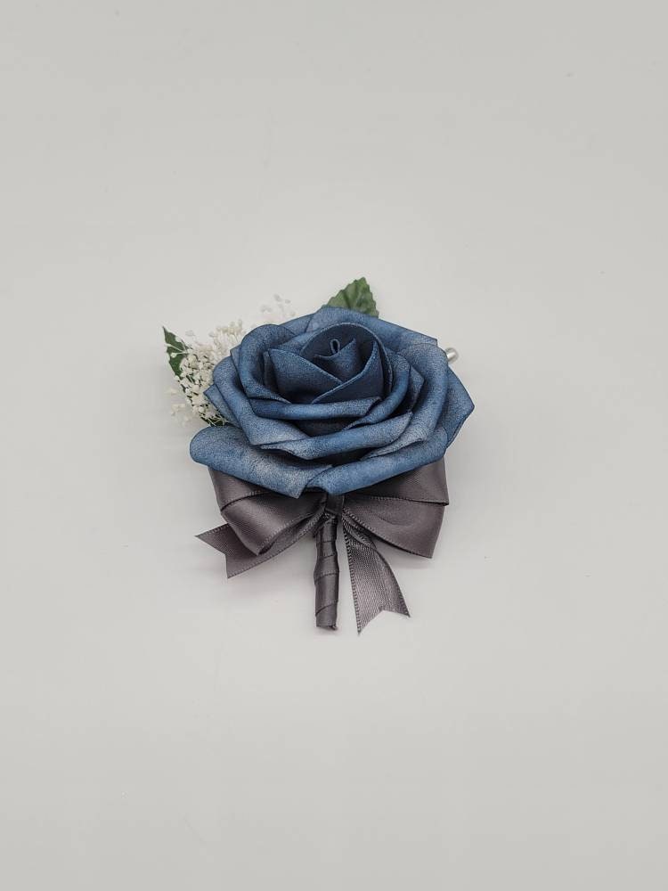 Dusty blue boutonniere with gray ribbon and baby&#39;s breath