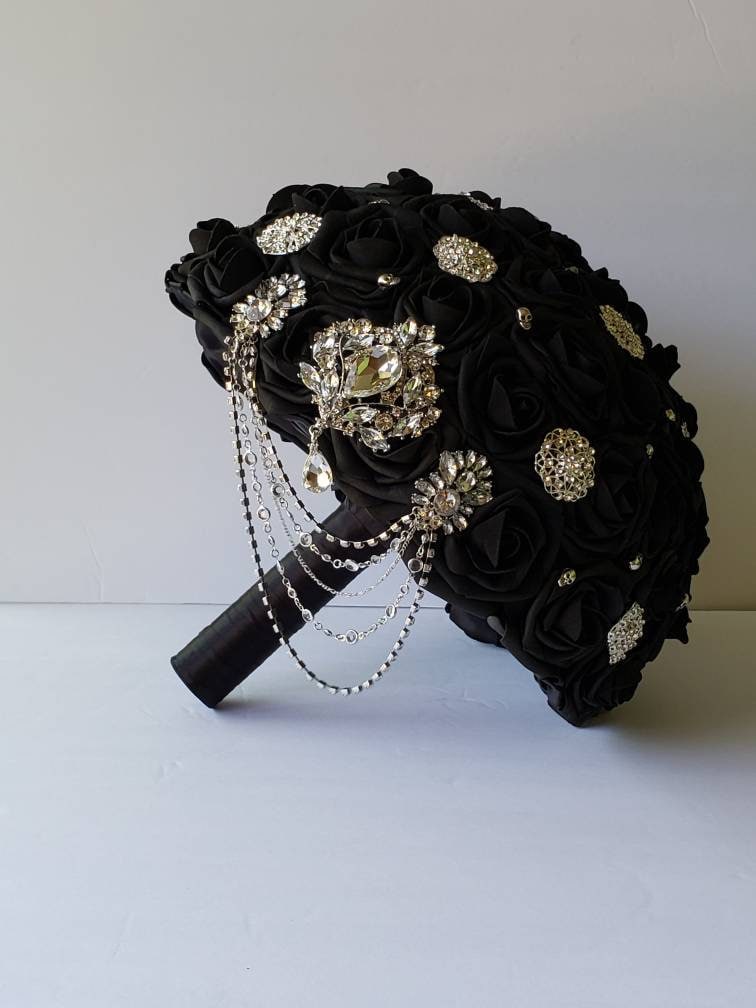Cascading Gothic Skull Black Brooch Wedding Bouquet with Chain. Bridal Bouquet, Bridesmaid Bouquet, Matching Boutonnieres and Corsages