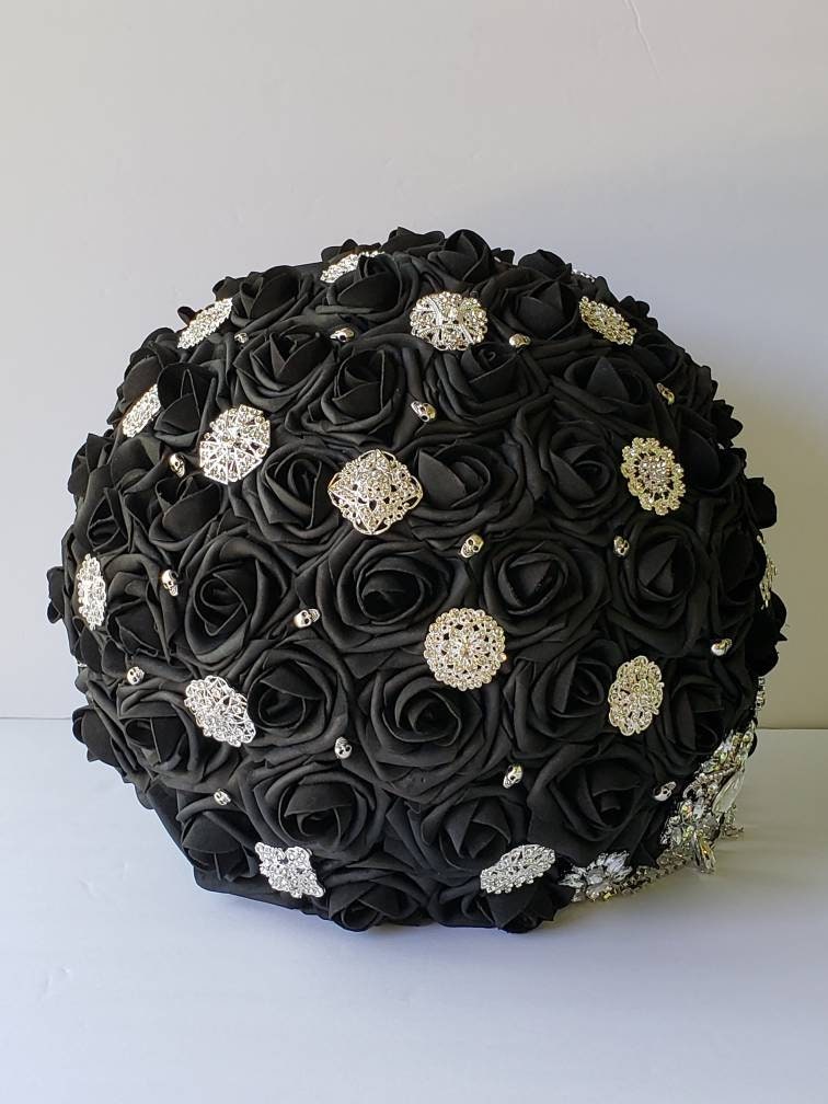 Cascading Gothic Skull Black Brooch Wedding Bouquet with Chain. Bridal Bouquet, Bridesmaid Bouquet, Matching Boutonnieres and Corsages