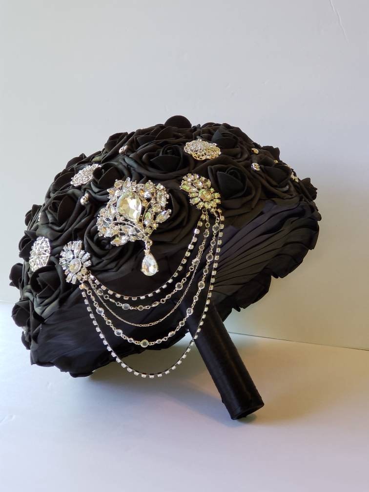 Cascading Gothic Skull Black Brooch Wedding Bouquet with Chain. Bridal Bouquet, Bridesmaid Bouquet, Matching Boutonnieres and Corsages